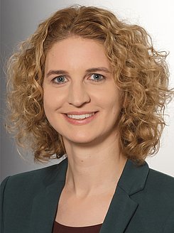 Frau Dr. Juliane Adrian